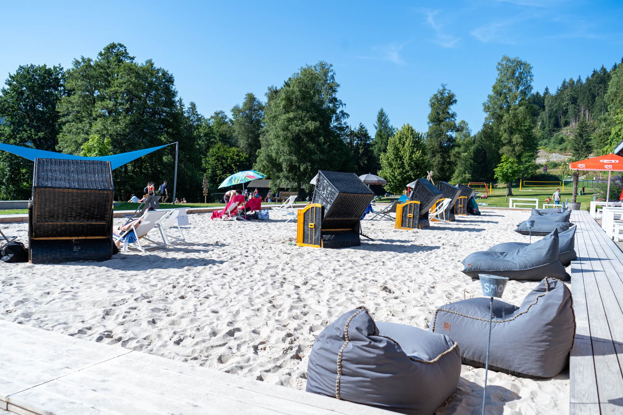 Strandkörbe und Sitzsessel an der Badestelle