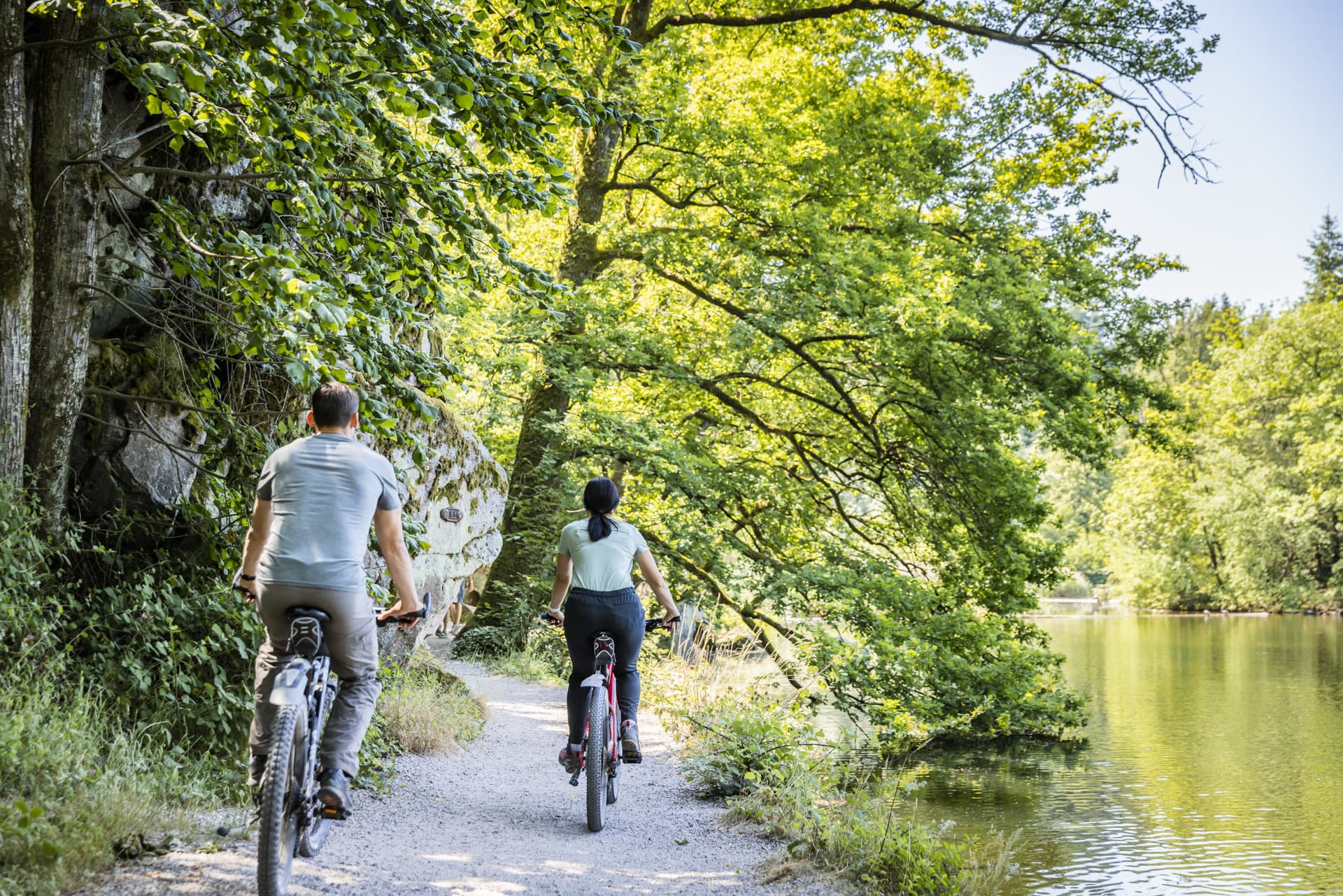 Radlendes Pärchen am Bergsee