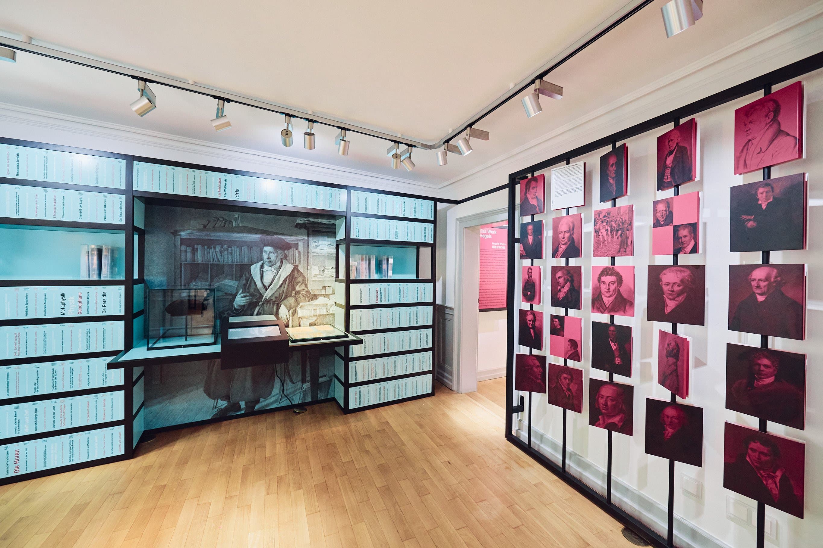 Innenansicht der Dauerausstellung im Hegel-Haus mit Porträts und Büchern.