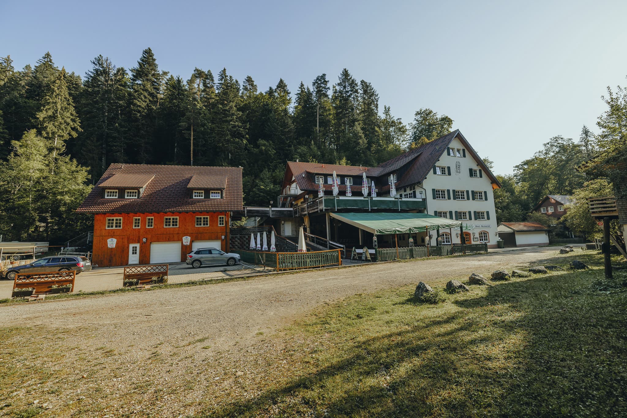 Außenansicht Schattenmühle, großes Gebäude mit Sonnenterrasse