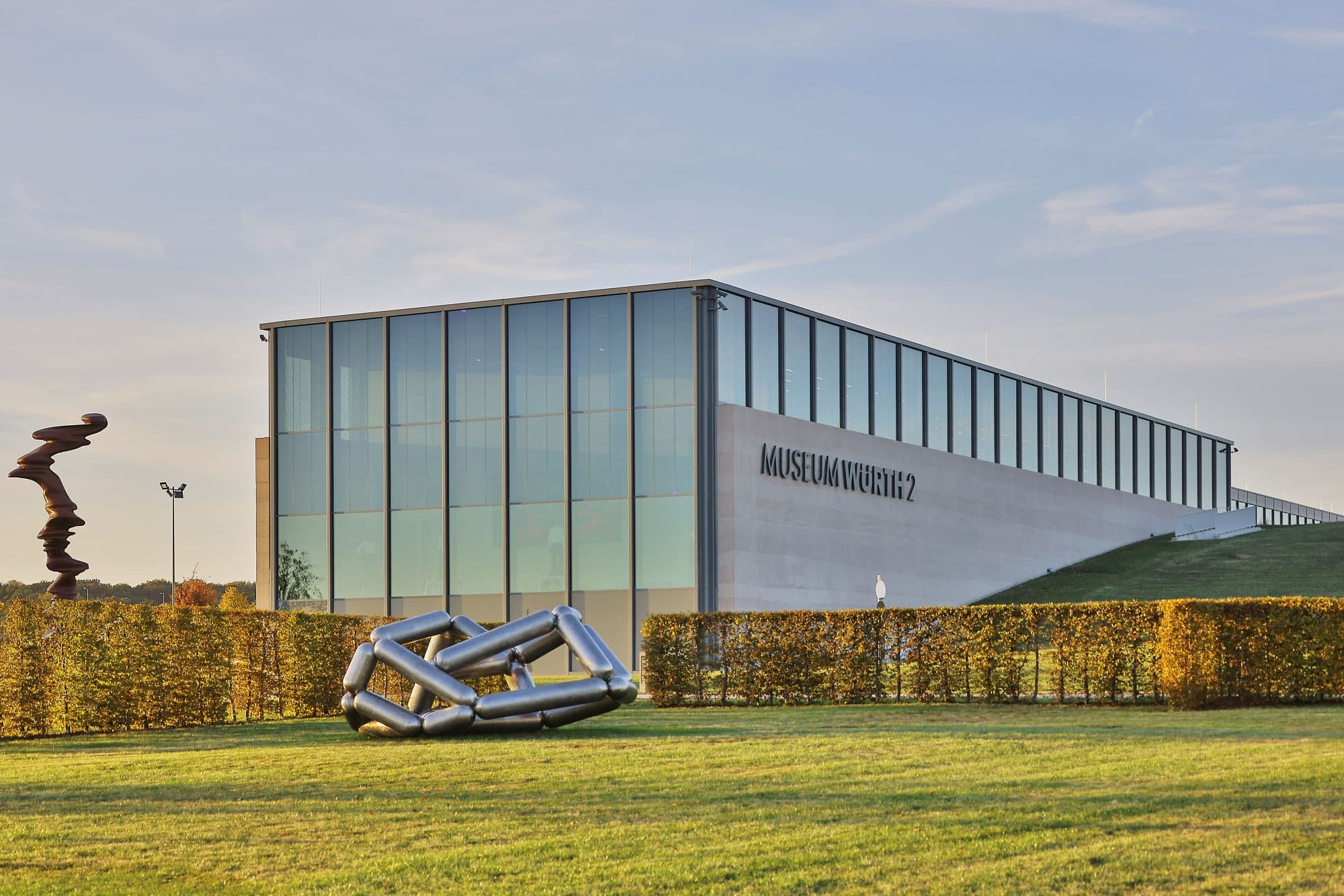 Außenansicht des Museumsgebäudes mit Skulpturen